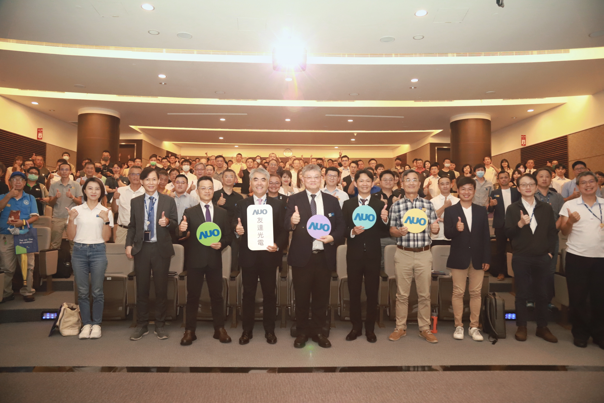 友達光電邀請領域專家共研再生能源發展、電力需求及建築物減碳等議題進行交流，盼共擘綠色永續生態圈的嶄新契機