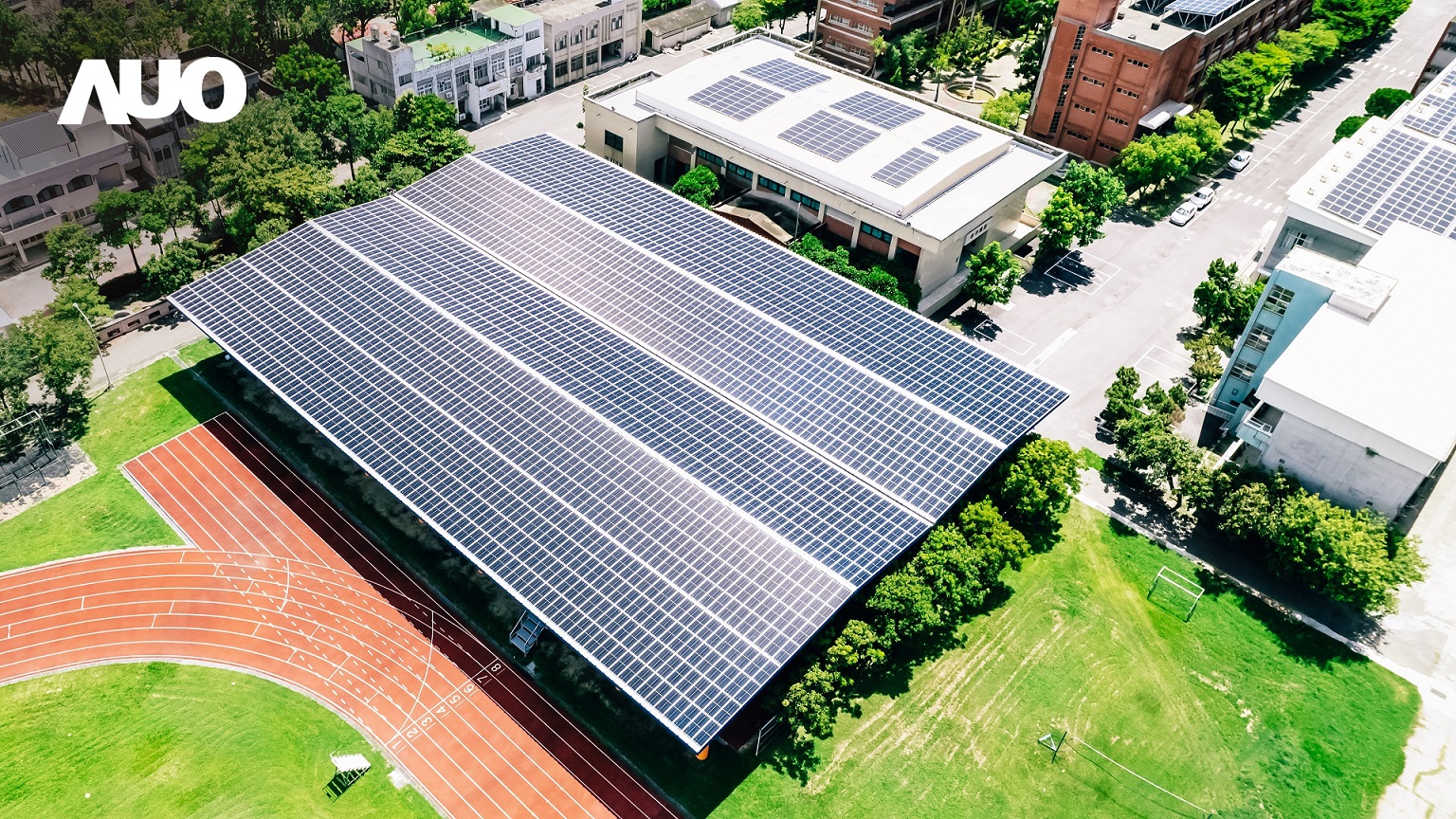 友達SunSteel光電整合型浪板具備快速安裝、輕量化優勢，可提升15%發電效能，通過國際IEC與國內VPC認證安全、防漏、耐候標準