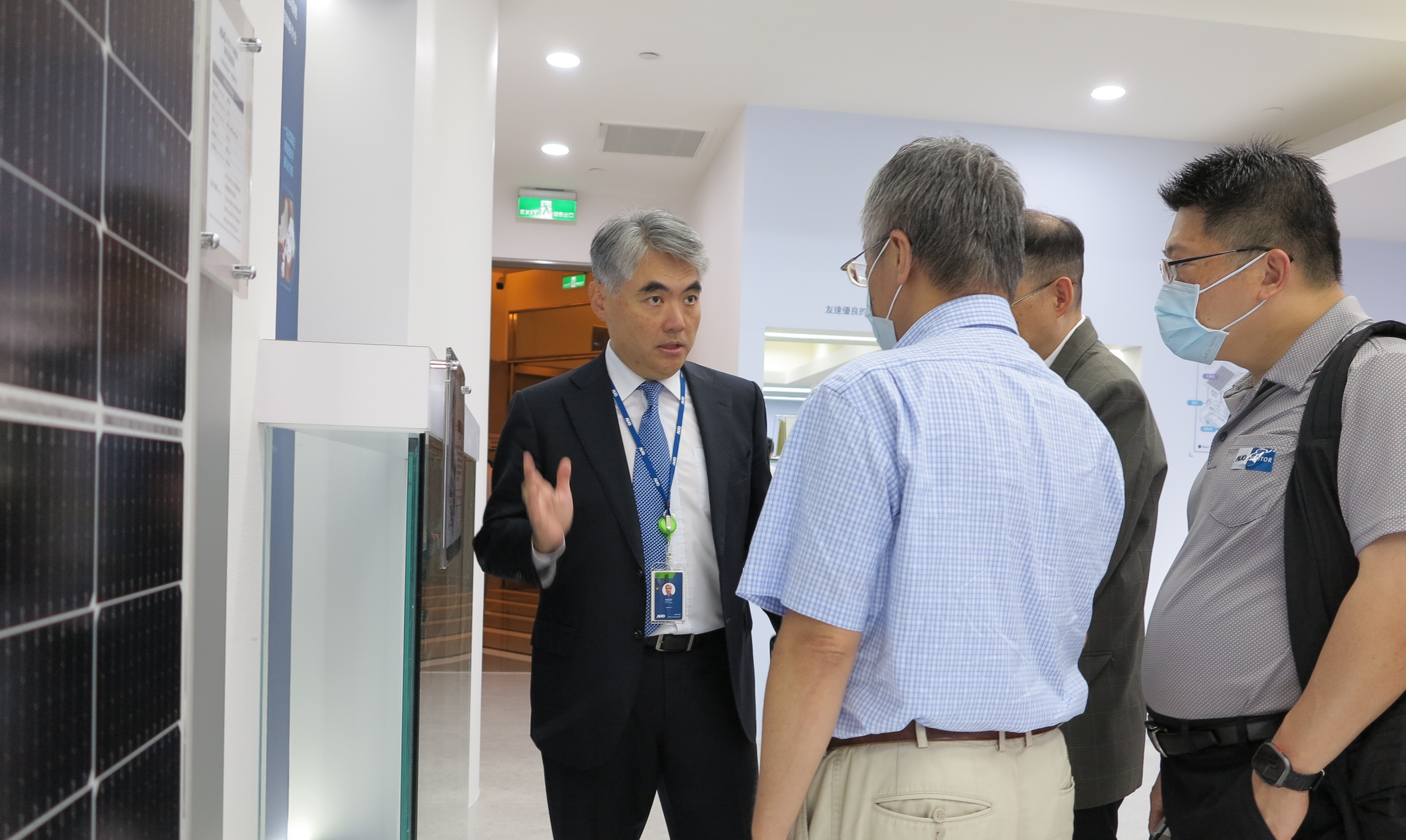 友達光電能源事業群總經理林恬宇分享友達落實太陽能建築一體化目標，協助企業邁向能源轉型的高效能低碳解方。