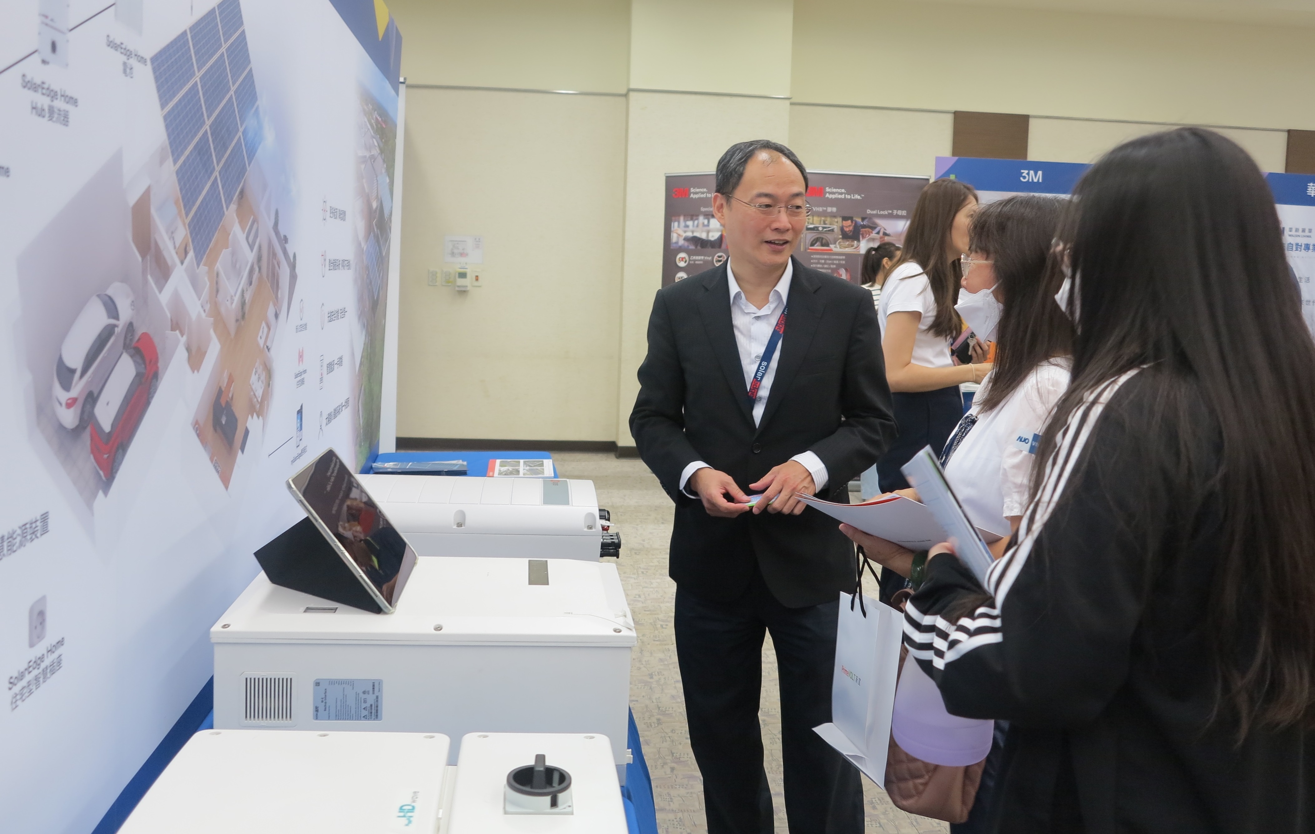 透過研討會產學界緊密交流與分享，提升參與人員借鏡及加深低碳概念，提升綠色能源產業之韌性。